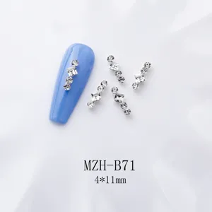 Detailaufnahme von japanischen Legierungs-Nagelstrasssteinen mit klaren quadratischen Steinen für DIY.