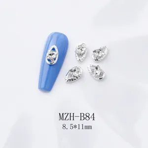 Nahaufnahme Detail von japanischen Legierung Tränen Strass Nagelkunst Charms und Zubehör.