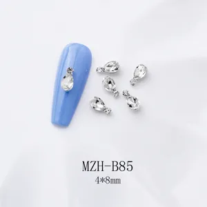 Nahaufnahme von tropfenförmigen Strass-Nagelkunst-Anhängern mit Legierungsbasis, 4x8 mm.