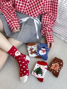 Detailopnamen van schattige kerstkatoenen sokken met feestelijke patronen en stijlen.