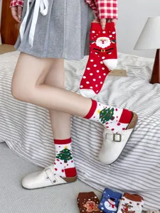 Gedetailleerde close-up van gezellige kerstkatoenen sokken met schattige feestelijke patronen.
