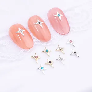 Vue de détail des breloques d'art d'ongle en alliage d'étoile 3D strass et accessoires press-on.