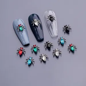 Spinnen Nagelkunst Anhänger mit bunten Strasssteinen, perfekt für gruselige Halloween DIY Maniküre.