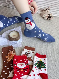 Schattige kerstkatoenen sokken voor dames met feestelijke sneeuwman- en kerstmanprints in stijl.