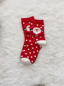 Rode kerstsokken voor dames, feestelijk kerstman patroon met witte stippen, katoen.