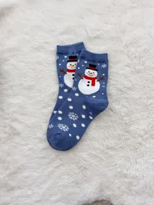 Gedetailleerd overzicht van blauwe winter katoenen sokken met schattige sneeuwman en sneeuwvlokken.