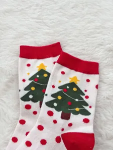 Gezellige katoenen kerstsokken gedetailleerd overzicht, feestelijk boompatroon, winter.
