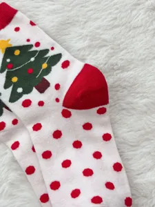 Katoenen kerstsokken detail, met rode stippen en een leuk kerstboompatroon voor de winter.
