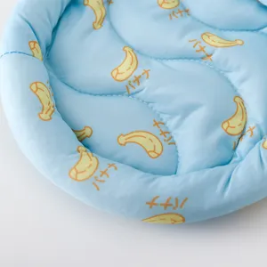 Dettaglio tappetino criceto blu in morbido pile polare con simpatico motivo a stampa di banane.