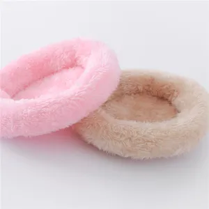 Accogliente lettino in peluche per piccoli animali, morbido nido per criceti rosa.