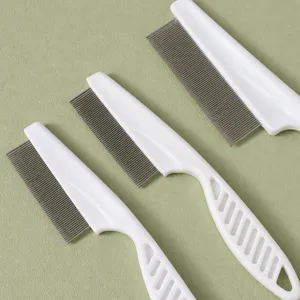 Peine antipulgas para mascotas con dientes finos de acero inoxidable y mango blanco para aseo.