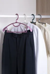 Grucce per abiti in plastica con spalle larghe e gancio rotante a 360 gradi armadio.