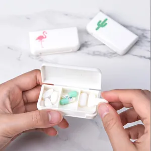 Tragbare Mini-Pillendose mit drei Fächern, kompakter weißer Pillenorganizer für die Reise.