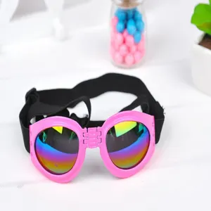 Nahaufnahme Detail rosa faltbarer Haustier Sonnenbrille mit bunten Linsen und elastischem Band.