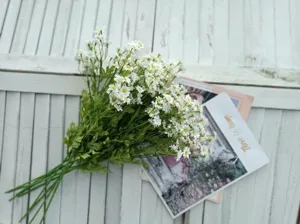 Detailed view of artificial chamomile bouquet, realistic daisy flowers for home decor.