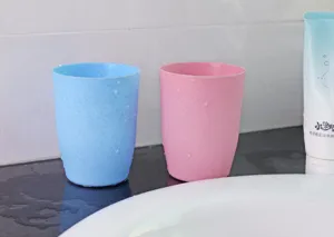 Vista dettagliata di semplici tazze per collutorio, tazze in plastica opaca nordiche.