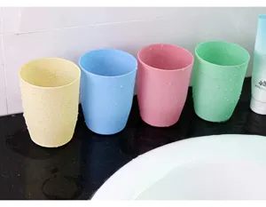 Set di quattro bicchieri porta spazzolini colorati in plastica in stile nordico.