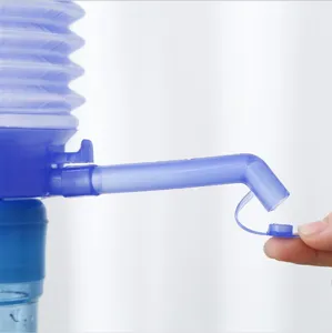 Manuelle Wasserpumpe fuer Gallonenflaschen aus robustem blauem Kunststoff, einfach zu bedienen.
