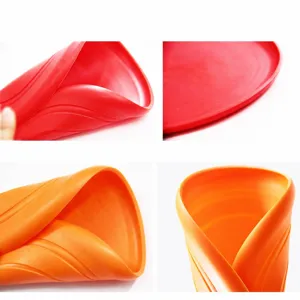Frisbee pieghevole per cani in silicone vista di dettaglio materiale morbido colori vivaci.