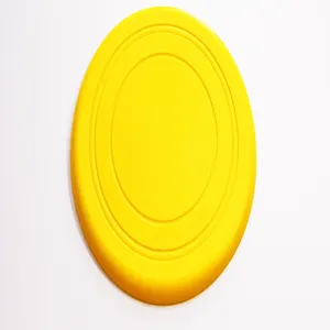 Dettaglio frisbee giallo per cani, gioco interattivo morbido e resistente per esterni.