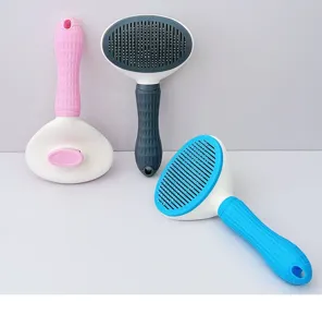 Vue détaillée de la brosse autonettoyante pour animaux avec poignée ergonomique et épingles.