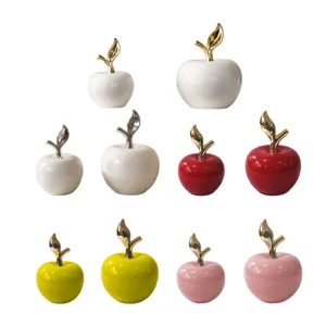 Set di sculture di mele in ceramica minimalista moderna in vari colori e diverse dimensioni.