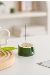 Bruciatore di incenso in ceramica verde con design in bambù per decorazione domestica.