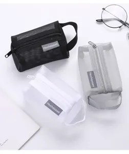 Détail de porte-monnaie carré en résille nylon simple, sac de rangement transparent.