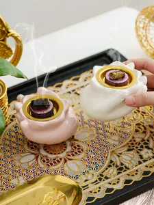 Dettaglio bruciatore di incenso in ceramica a mano, elegante design di loto per la casa.