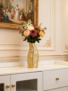 Vase en céramique feuille dorée luxueuse avec bouquet de fleurs artificielles, détail déco chic.