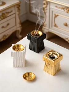 Primer plano del quemador de incienso ceramico cuadrado, lujo oro aroma decoracion.