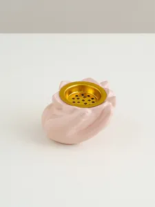 Primo piano del bruciatore d'incenso in ceramica rosa a mano, dettaglio elegante.