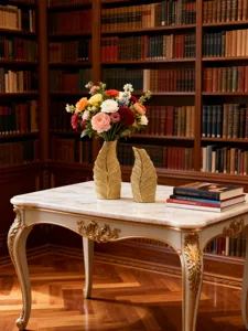 Ensemble exquis de vases en céramique feuille d'or dans un bureau classique de luxe détail.