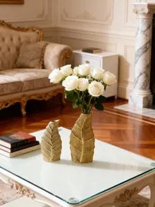 Détail de vase en céramique feuille d'or, ornement de décoration d'intérieur pour salon.