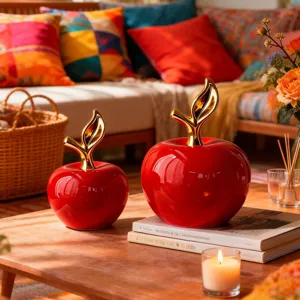 Set di ornamenti di mele in ceramica moderna con stelo dorato e finitura smaltata rossa.