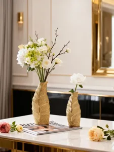 Vue détaillée du vase en céramique feuille d'or de luxe, décoration florale de maison européenne.