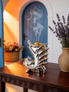Squisito bruciatore di incenso in ceramica argentata con dettagli dorati, perfetto per la casa.