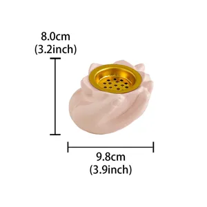 Primo piano dettagliato del bruciatore di incenso in ceramica con elegante inserto dorato.