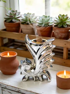 Vista dettagliata del bruciatore d'incenso in ceramica argentata in stile europeo per decorare.