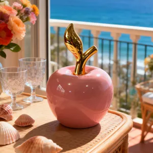 Statua decorativa mela in ceramica rosa con stelo foglia d'oro per ornamento da tavolo.