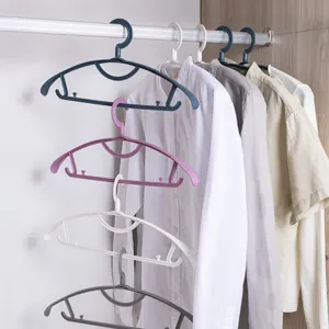 Gruccia in plastica per abiti con spalle larghe e gancio girevole a 360 gradi per cappotti.