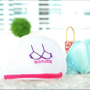 Sac de lavage en filet fin et épais avec broderie soutien-gorge et fermeture éclair rose.
