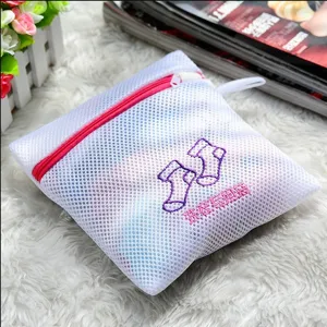 Sac à linge fin brodé de style japonais épaissi avec motif de chaussettes pour sous-vêtements.