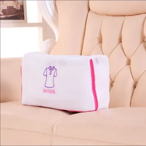 Sac à linge en maille fine brodée avec fermeture éclair pour soutien-gorge et sous-vêtements.