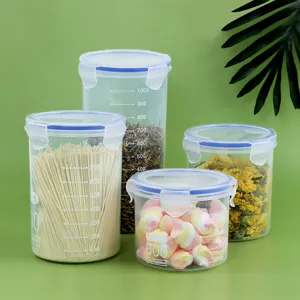 Ensemble de bocaux de conservation en plastique transparent avec couvercles hermétiques.