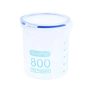 Boîte de conservation transparente en plastique avec couvercle et échelle de mesure.