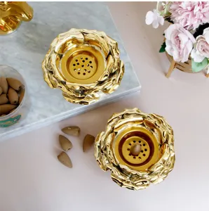 Brûleur d'encens en céramique dorée galvanisée en forme de lotus avec encens en cône pour la déco.