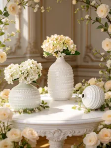 Détail de vase en céramique nordique avec texture perlée en relief et bel arrangement floral.