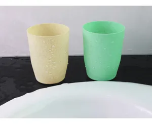 Vista dettagliata di bicchieri per collutorio in plastica in stile nordico con gocce.