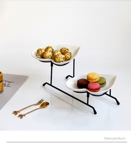 Zweistufige herzförmige Keramik Obst- und Dessertschale mit Metallständer für Party.